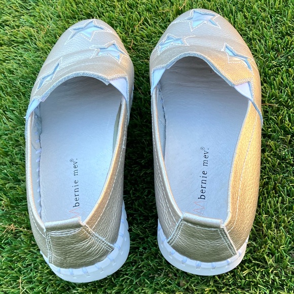 bernie mev. Metallic Gold Star Slip-On Loafers, size EU 37 (US 6-7) - Picture 3 of 13